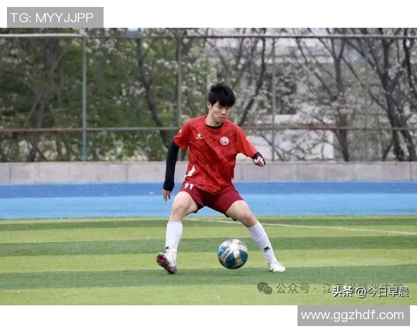 足球明星挑战100米短跑速度赛场展现惊人运动天赋与竞技魅力